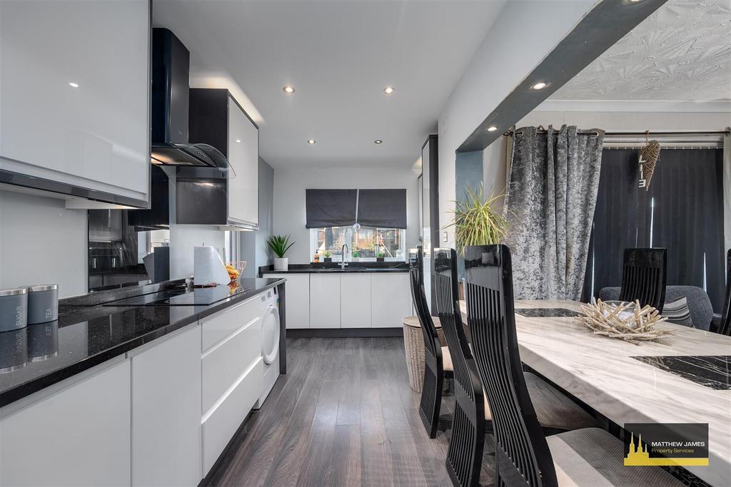 128 Yewdale Crescent-14.jpg