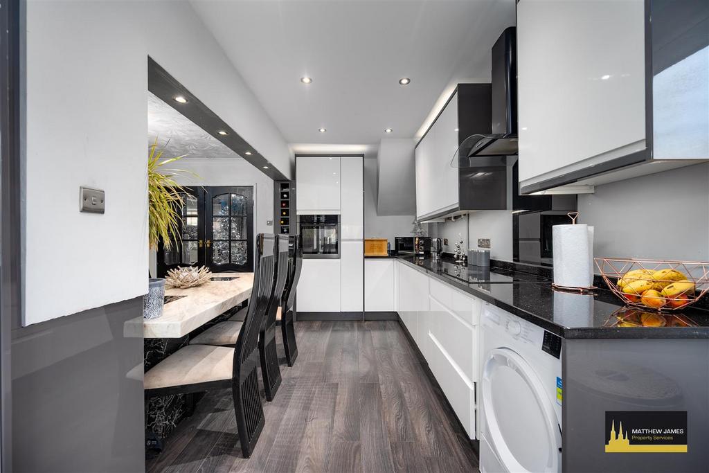 128 Yewdale Crescent-15.jpg