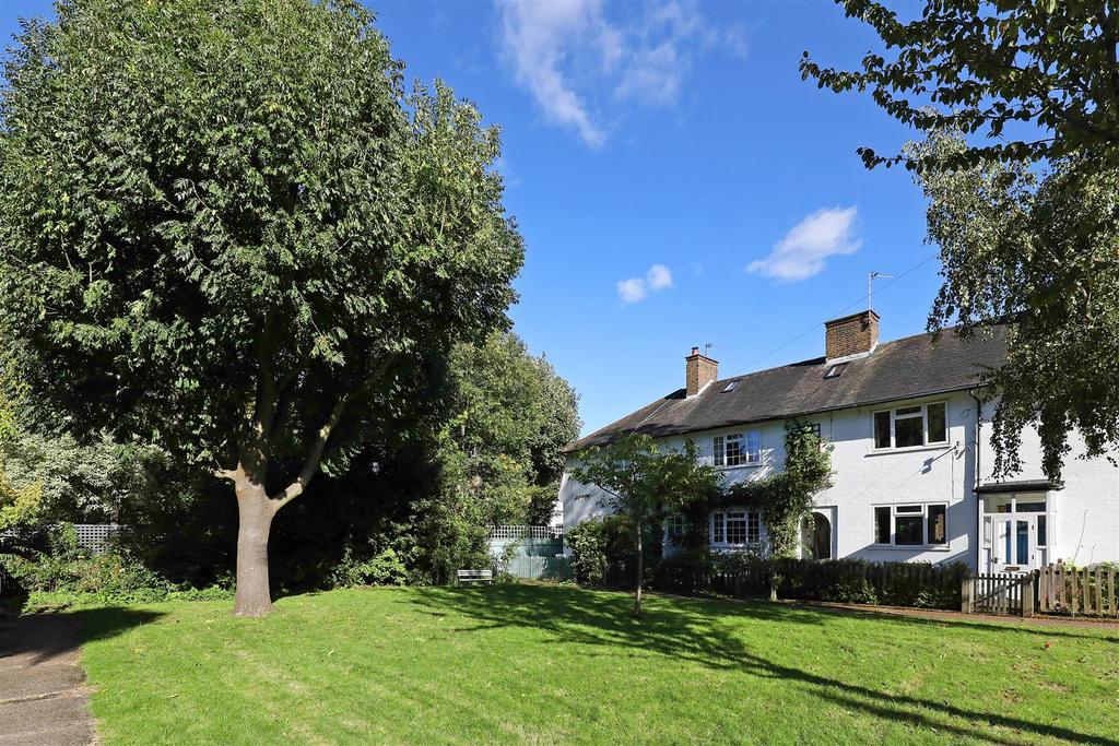 Huntingfield Road, London 2 bed townhouse - £1,850 pcm (£427 pw)