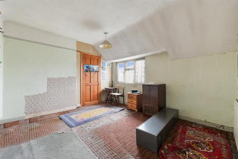 190 Hook Road, Epsom, KT19 8UB