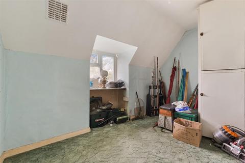 190 Hook Road, Epsom, KT19 8UB