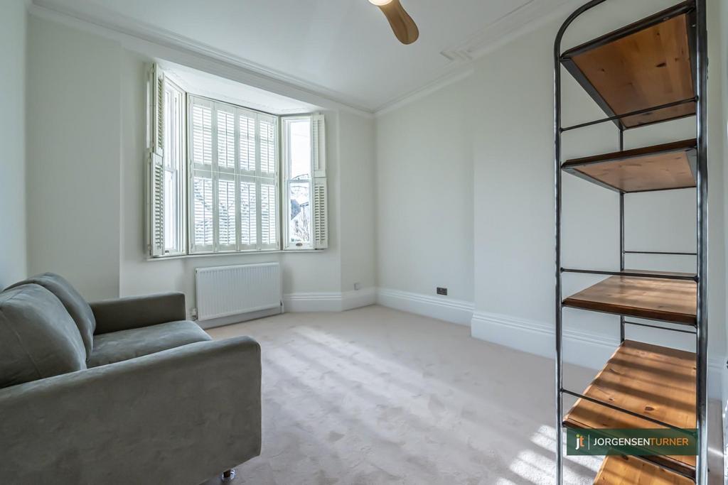 Shakespeare Road, London W3 1 bed flat £1,700 pcm (£392 pw)