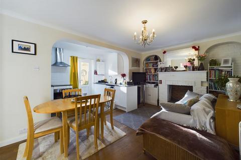 30 School Road, East Molesey, KT8 0DN