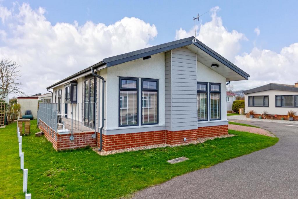 The Broadway, Lancing 2 bed park home for sale £400,000