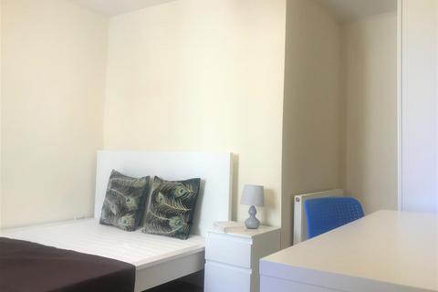 4 bedroom property to rent - Russell Street