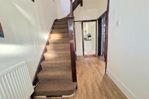 4 bedroom semi-detached house to rent, Deanscroft Avenue, NW9