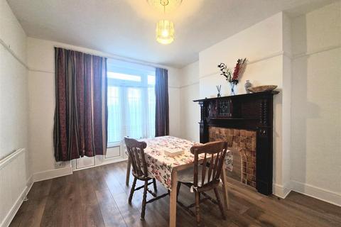 4 bedroom semi-detached house to rent, Deanscroft Avenue, NW9