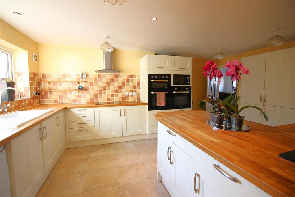 Tye Green Village, Harlow CM18 6 bed detached house for sale £850,000