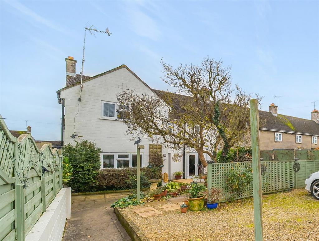 Derriads Green, Chippenham 3 bed semidetached house £300,000