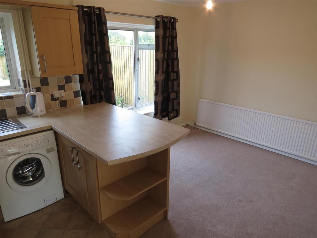 Barrington Drive, Hucclecote 3 bed semidetached house £1,200 pcm (£277 pw)