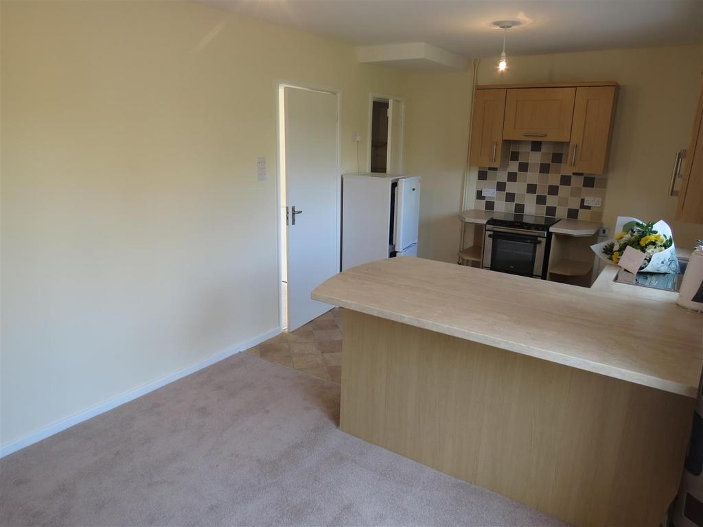 Barrington Drive, Hucclecote 3 bed semidetached house £1,200 pcm (£277 pw)