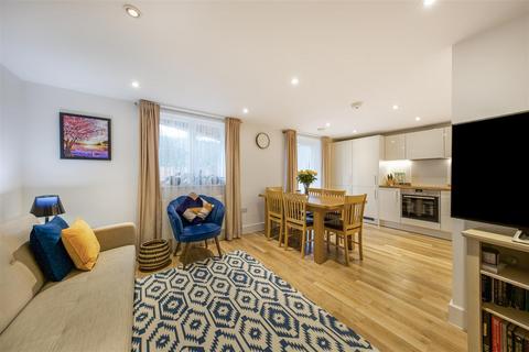 Flat 2, Banks House, 2 Clifton Road, Isleworth, TW7 4FH