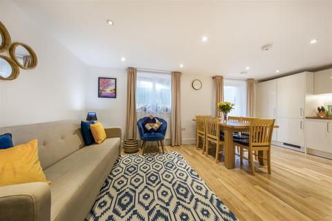 Flat 2, Banks House, 2 Clifton Road, Isleworth, TW7 4FH