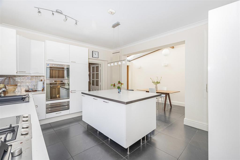 Meaux House, 19 Beverley Road Driffield, East Yorkhire, YO25 6RX 4 bed