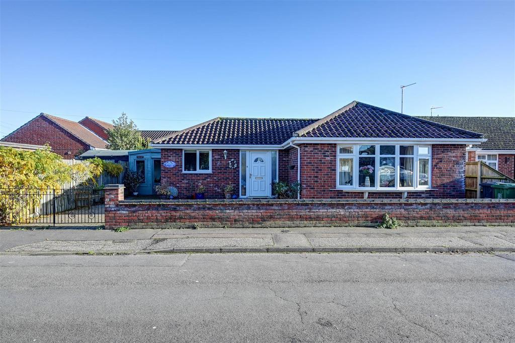Chestnut Avenue, Bradwell, Great Yarmouth 2 bed detached bungalow for