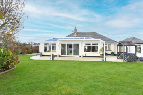 3 bedroom bungalow for sale - Fenleigh Close, Barton on Sea, New Milton, Hampshire, BH25