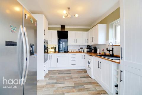 3 bedroom detached bungalow for sale - Tudor Green, Clacton-On-Sea