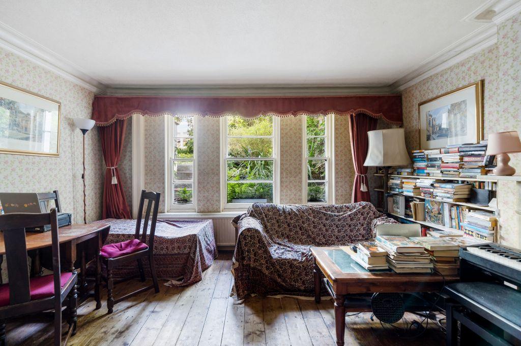 Sunningdale Gardens, Kensington, London, W8 2 bed flat for sale £950,000