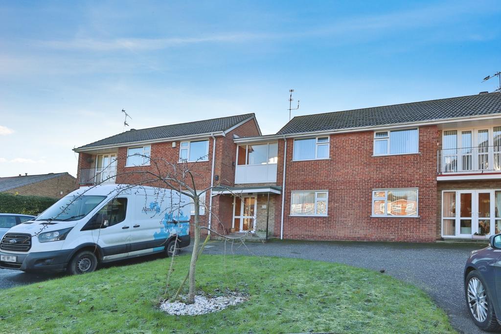 Wentworth Close, Willerby, Hull, HU10 6NL 2 bed ground floor flat for