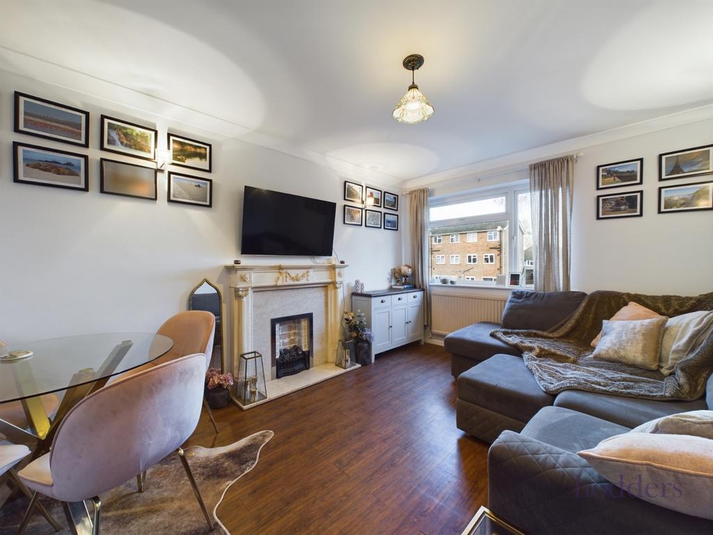 Beech Grove, Addlestone, Surrey, KT15 2 bed £280,000