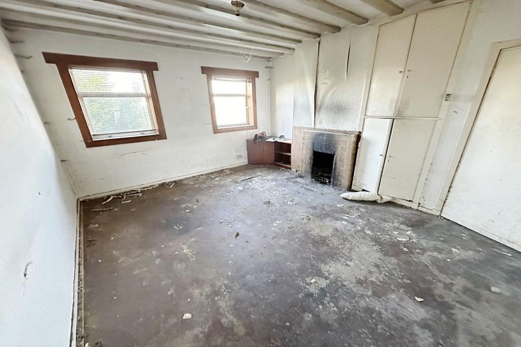 Shaw Street, Dunfermline KY11 2 bed flat £40,000