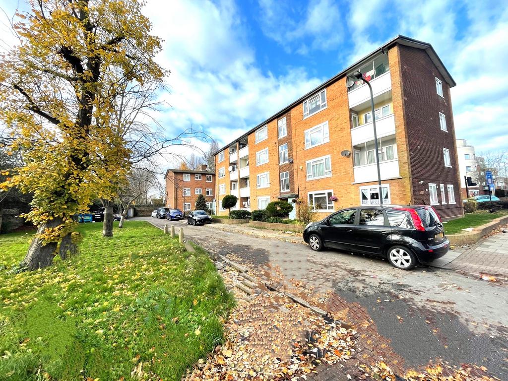 Kenton Road, Harrow 2 bed apartment for sale £365,000