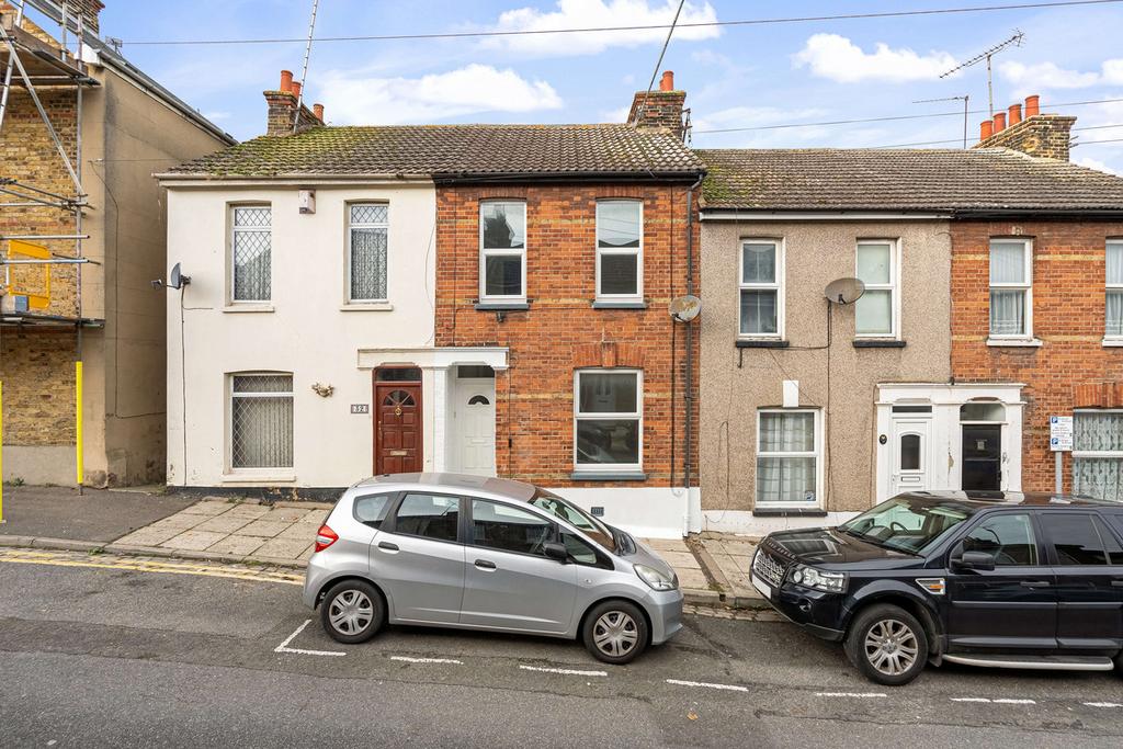 Clarendon Road, Gravesend, DA12 2 bed terraced house to rent £1,300