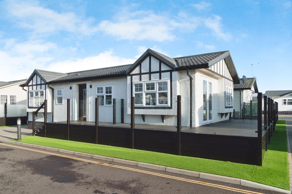 Sandy Bay, Canvey Island, Essex, SS8 2 bed park home for sale £250,000