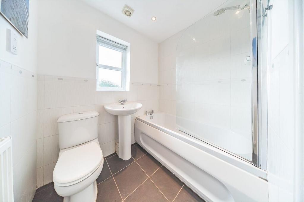 6 LATHOM CLOSE BATHROOM.jpg