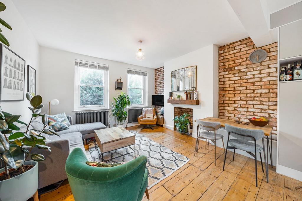 Kennington Park Road, Kennington 3 bed flat for sale £825,000
