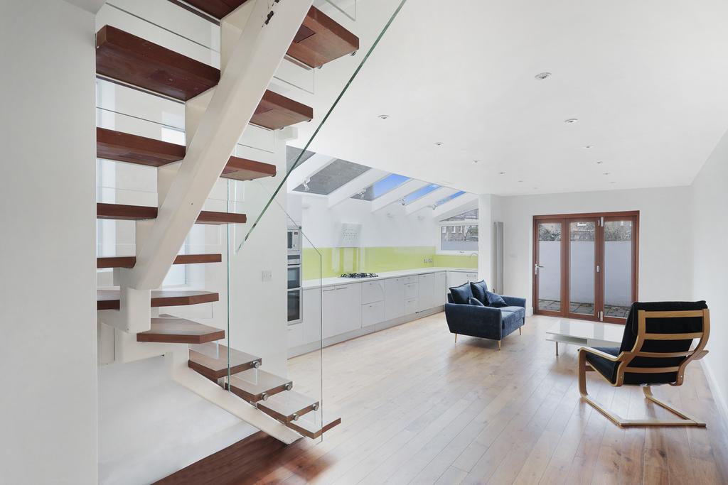Brook Drive, London 3 bed flat to rent £3,700 pcm (£854 pw)