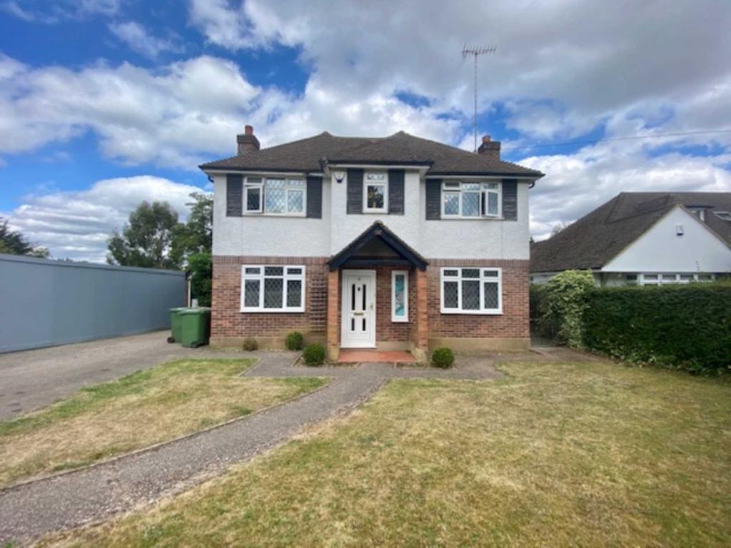 Goodyers Avenue, Radlett 4 bed detached house to rent £4,000 pcm (£923 pw)