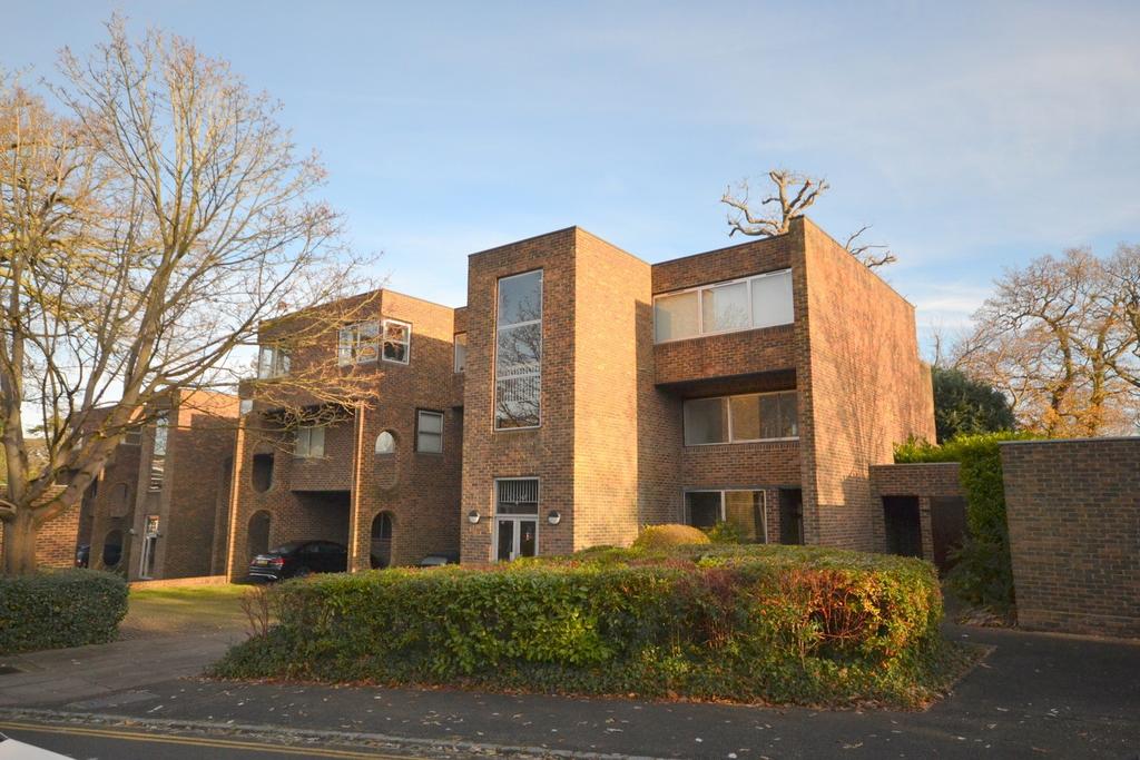 Stroudwater Park, Weybridge, Surrey, KT13 2 bed apartment to rent £1,500 pcm (£346 pw)