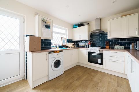 3 bedroom semi-detached house to rent, Southways Stubbington, PO14 2AG