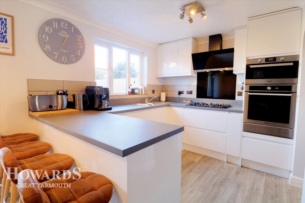 Covent Garden Road, CaisteronSea 3 bed detached house for sale £290,000