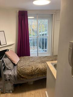 Studio to rent, Shepherds Bush Road, London, W6