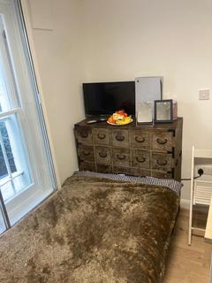 Studio to rent, Shepherds Bush Road, London, W6