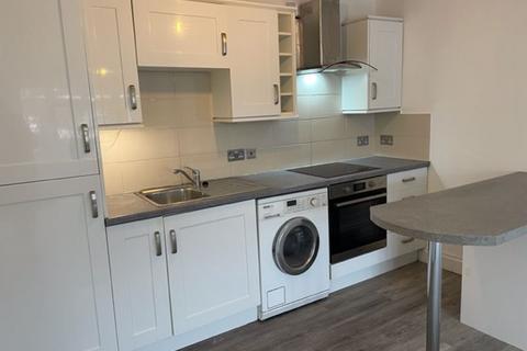 2 bedroom flat to rent, Limpsfield Road, South Croydon