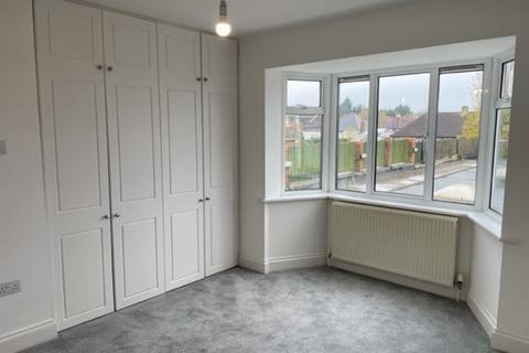 2 bedroom flat to rent, Limpsfield Road, South Croydon