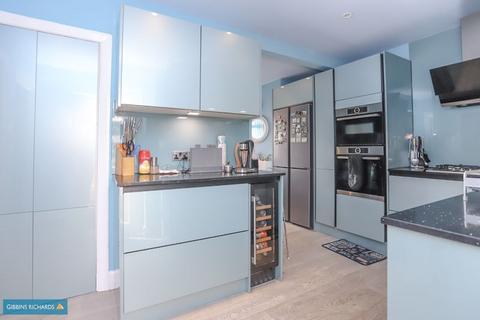 27 Churchfields, Wellington, TA21 8SE