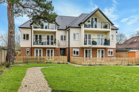 3 bedroom apartment for sale, Kingswood Lane, Warlingham, Surrey, CR6 9FG
