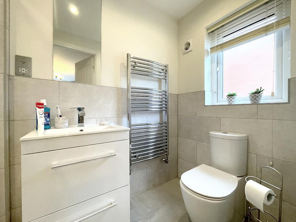 Master en-suite shower room