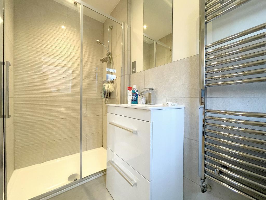 Master en-suite shower room