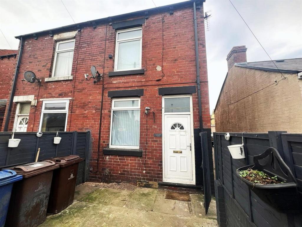 Victoria Road, Royston, Barnsley 2 bed semidetached house £800 pcm