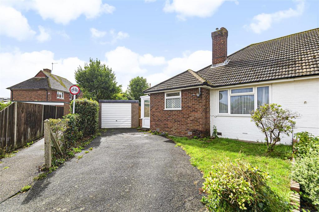 Battle Crescent, Hailsham 2 bed semidetached bungalow £300,000