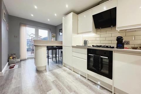 3 bedroom end of terrace house for sale - Buttermere Close, Hull HU4