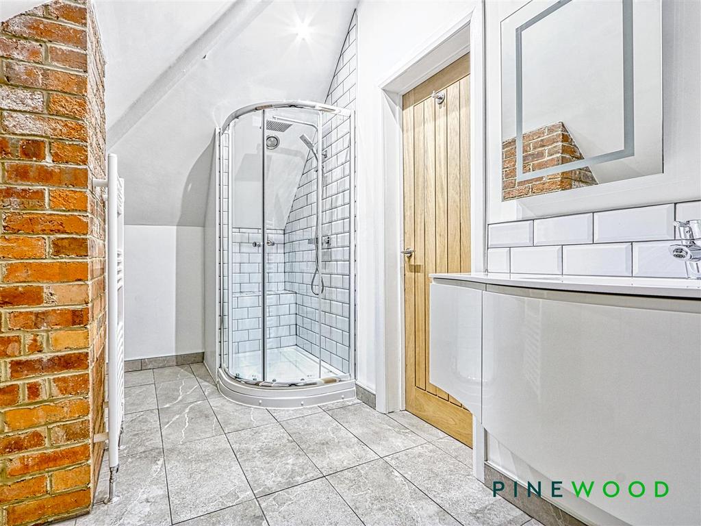 Ensuite to bedroom 5