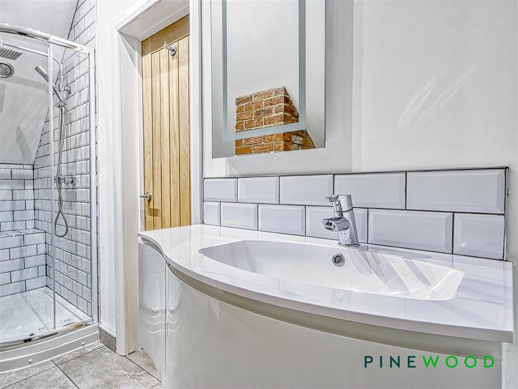 Ensuite to bedroom 5