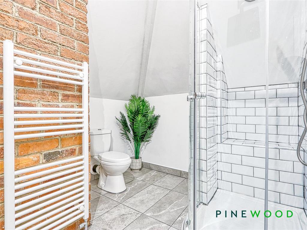 Ensuite to bedroom 5