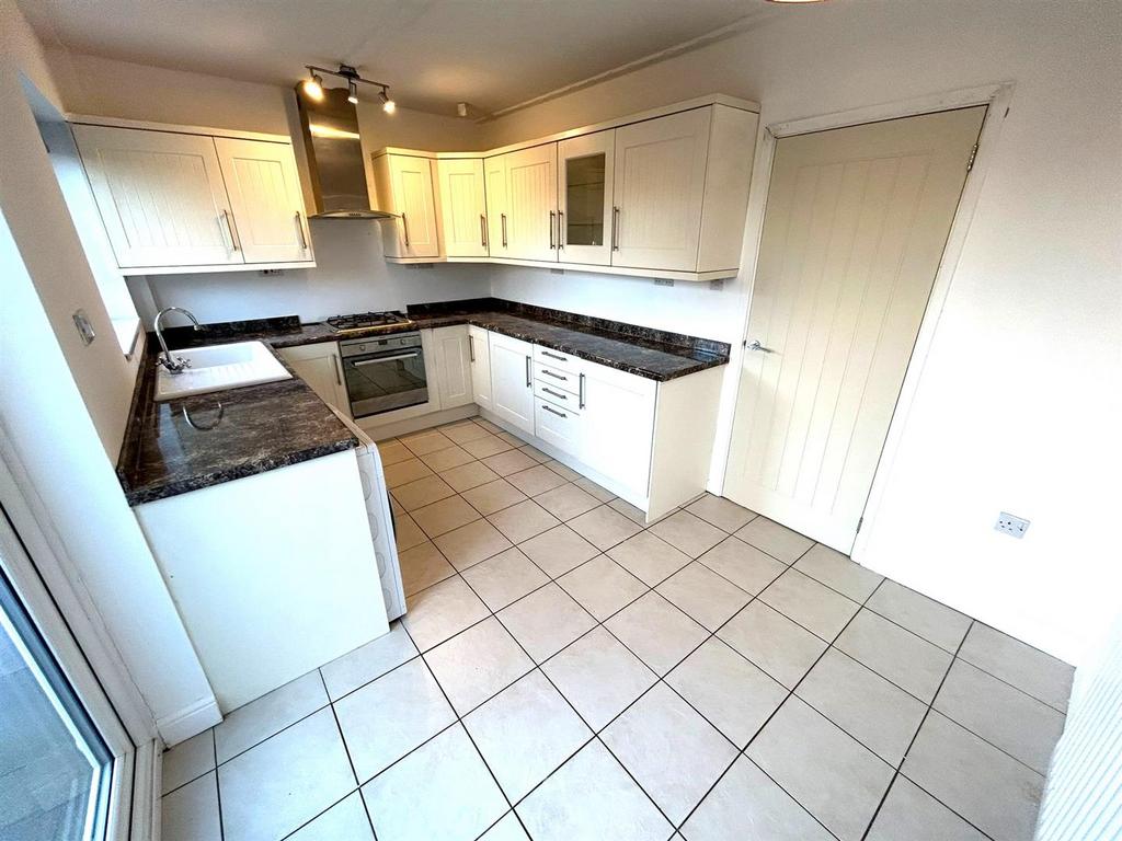 Wetherall Avenue, Yarm 3 bed semidetached house £850 pcm (£196 pw)
